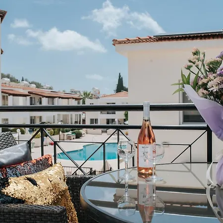 Sunny 2br With Pool Apartmán *