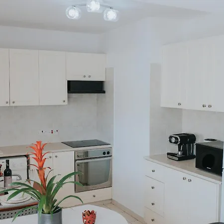 Apartament Sunny 2br With Pool