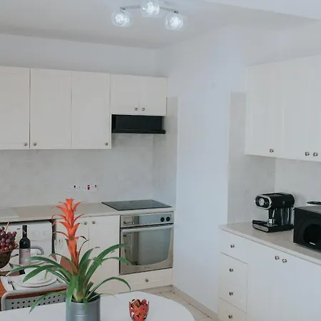 Sunny 2br With Pool Apartmán *