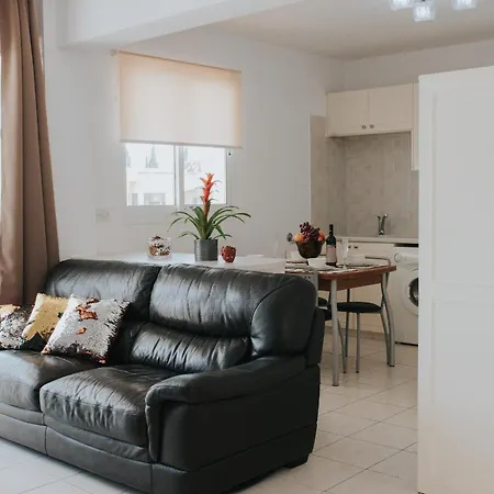 Sunny 2br With Pool Paphos