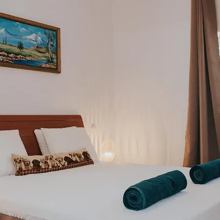 Sunny 2br With Pool Apartament *