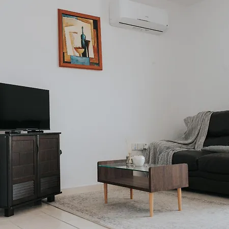 Sunny 2br With Pool